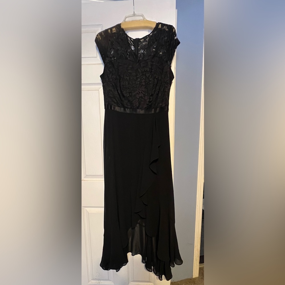 Bbonlinedress. Black. Size XL. Brand New/Never worn. V-neck High-Low